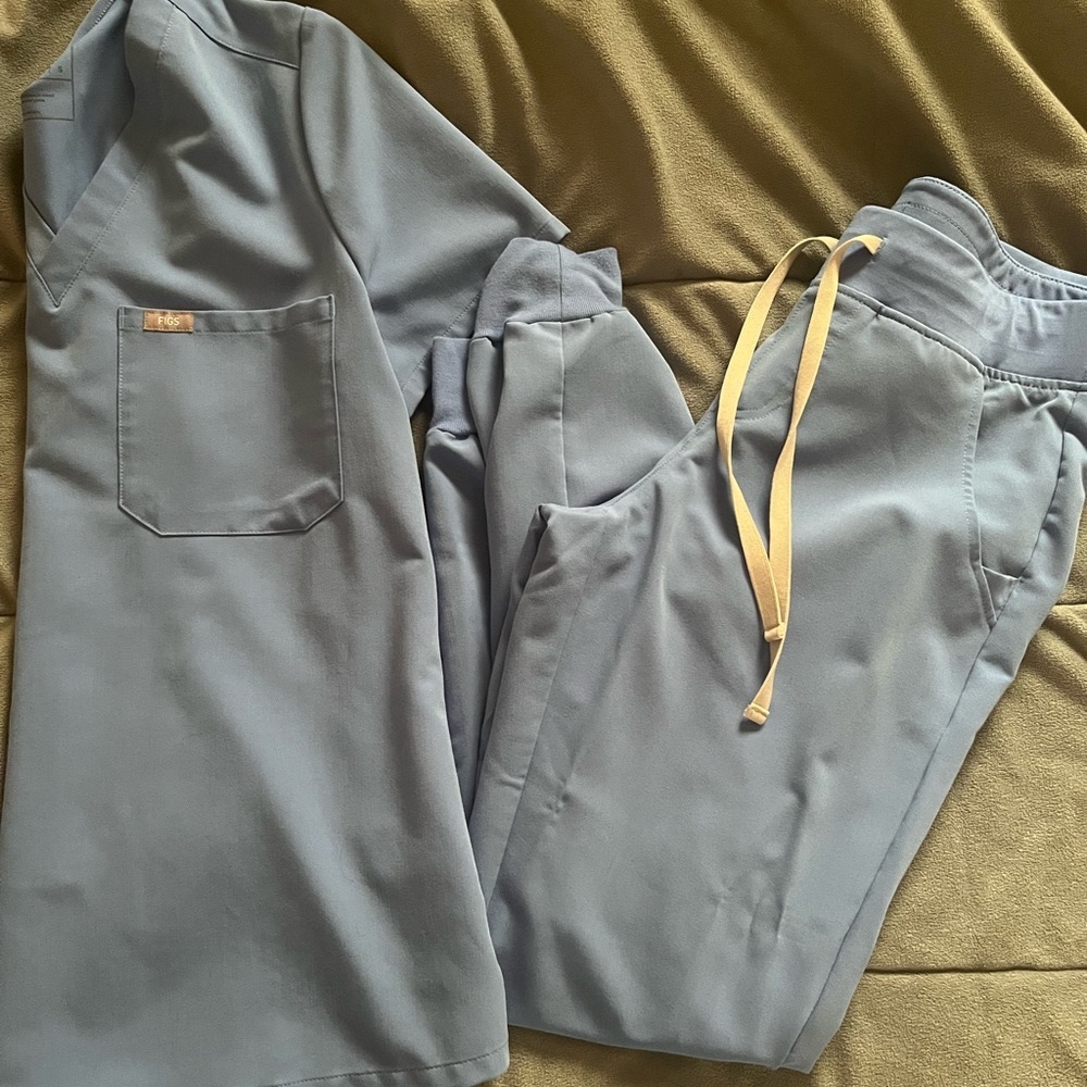 Size Small Women’s FIGS scrub set